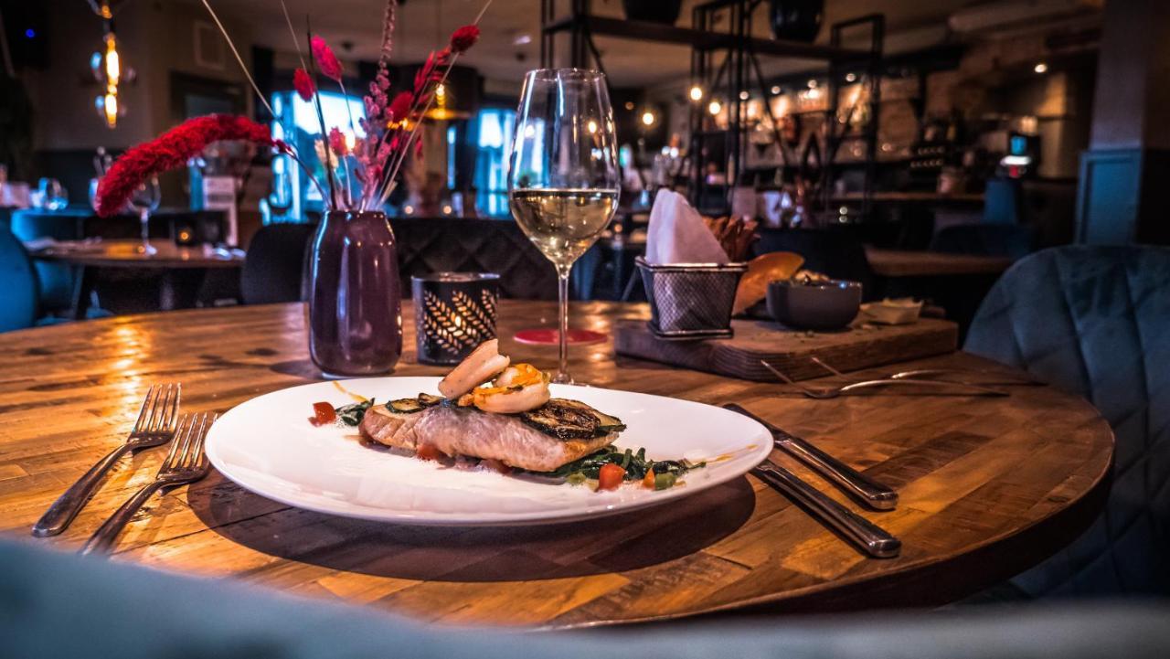 Hotel Café Restaurant 't Raedhûs Dokkum Extérieur photo